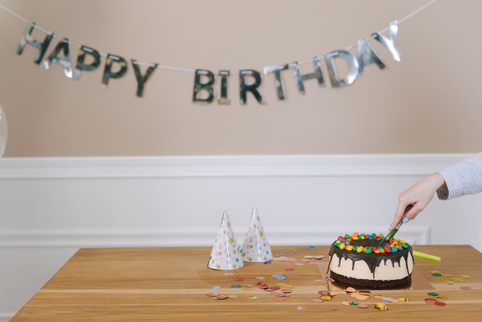 A beautifully decorated table with a birthday cake and a handwritten card showing a Navajo greeting